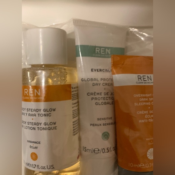 ⚡️FLASH SALE $30⚡️ NEW - REN Skincare Bundle - Picture 6 of 9